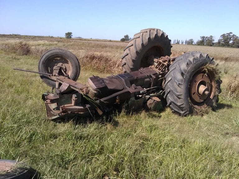 Volcó un carretón que transportaba un tractor frente al acceso a Hilario Lagos
