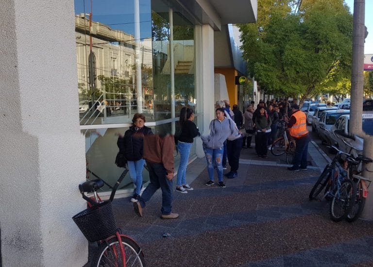 Los bancos abrirán sábado y domingo tras las largas filas para cobrar jubilaciones y AUH