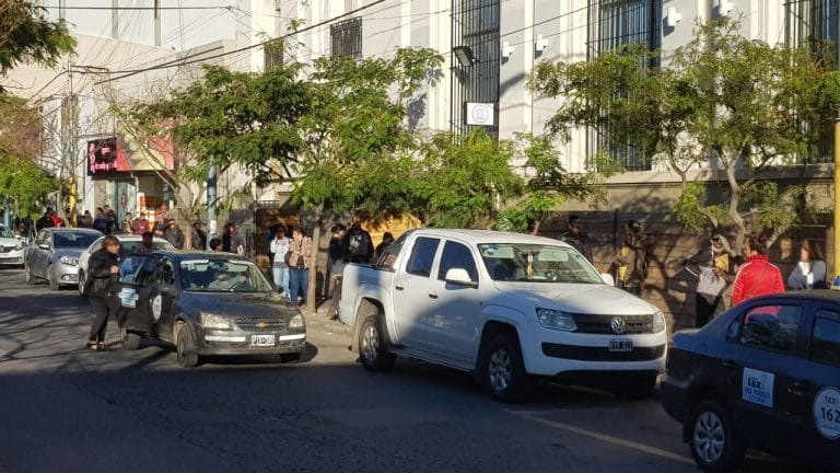 Largas colas en los bancos que abrieron sus puertas para pagos de beneficios sociales y jubilaciones