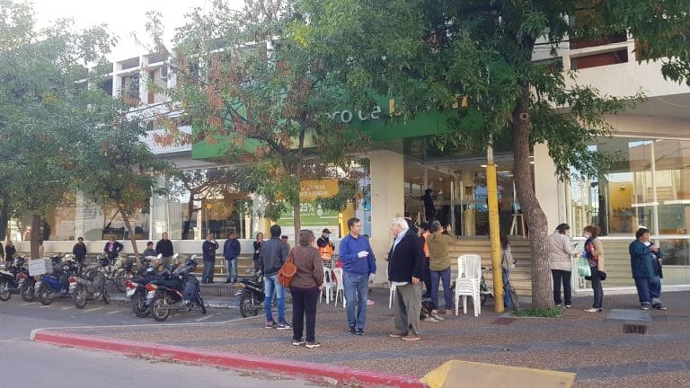 Hoy abrieron nuevamente los bancos pero disminuyeron las colas en General Pico
