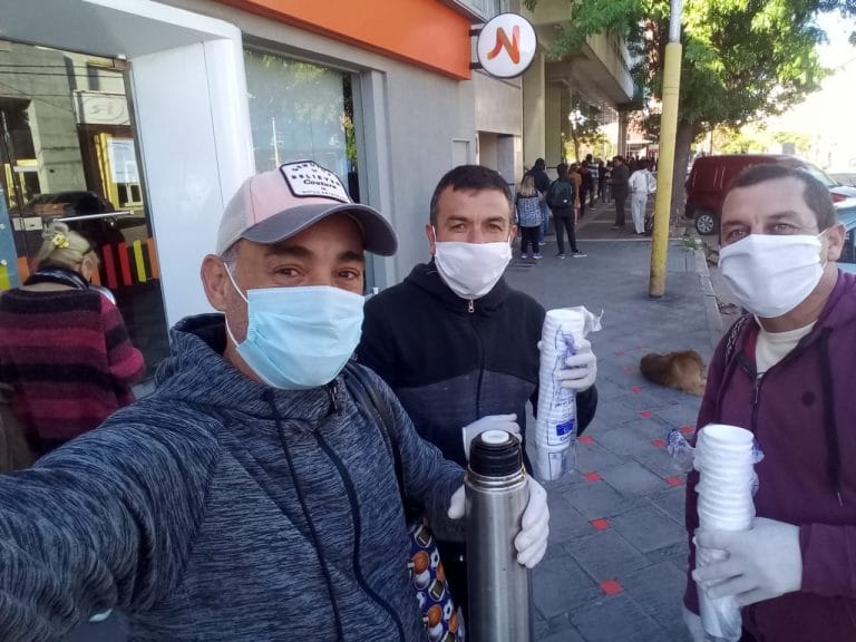 El gesto del día: integrantes de la Liga de Veteranos de Fútbol repartieron café en los bancos