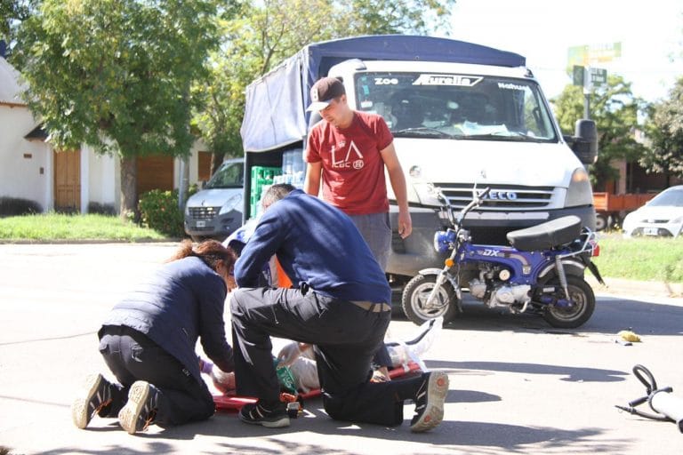 Motociclista quedó debajo de un camión repartidor de agua y resultó con posible fractura