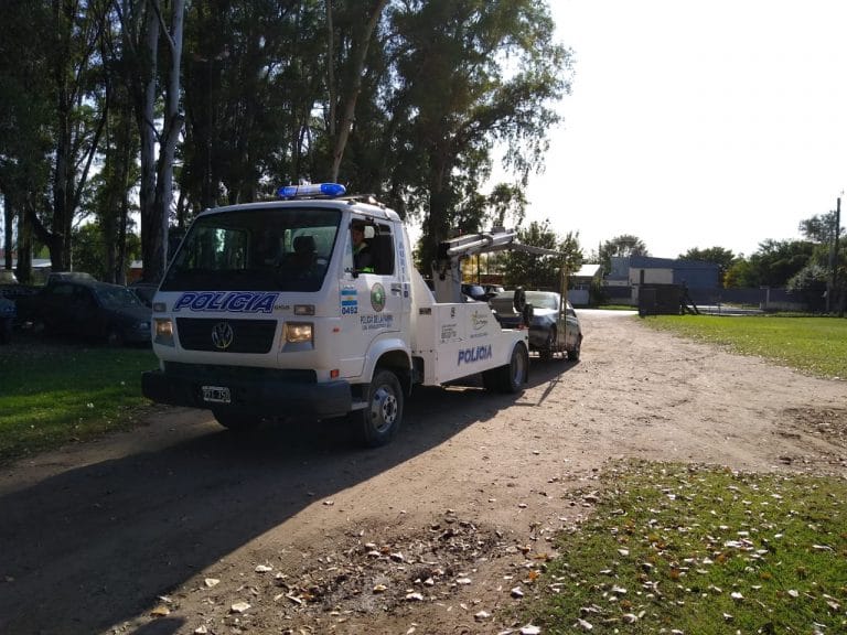 Trasladan vehículos secuestrados por la policía a la playa judicial