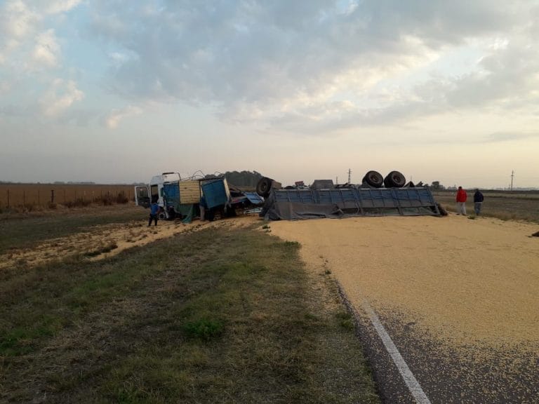 Volcó un camión cargado con maíz en cercanías de Quemú Quemú