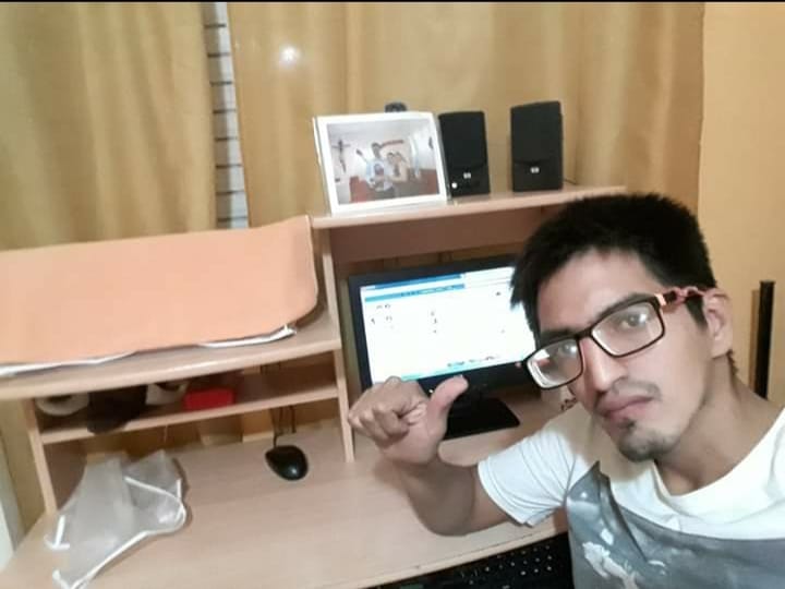 Efectivos de Comisaría Segunda sorprendieron a un joven cuando fueron a saludarlo por su cumpleaños