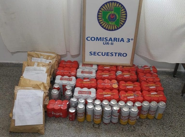Robaron packs de cerveza de un supermercado y fueron detenidos