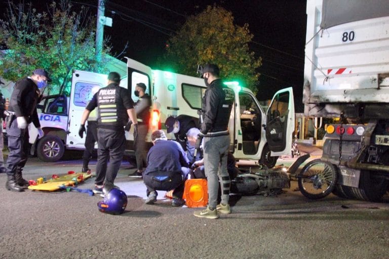Grave accidente: Un motociclista chocó un camión estacionado