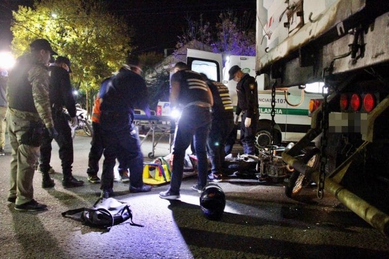 Parte médico del motociclista que chocó contra un camión estacionado: Se encuentra estable y evoluciona favorablemente