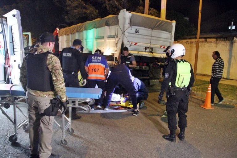 Estado de salud del motociclista que chocó contra un camión estacionado
