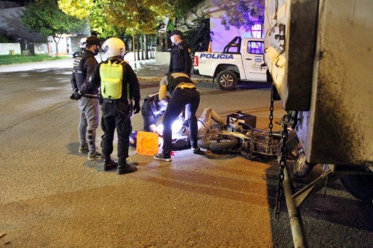 Motociclista accidentado anoche sufrió una lesión en la cabeza, fractura de rodilla y se encuentra internado en Terapia Intensiva