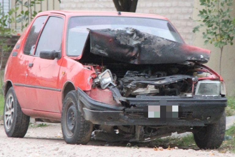 Intentó evadir a la Policía, se dio a la fuga, chocó contra un auto estacionado y luego de que se prenda fuego su propio vehículo fue demorado