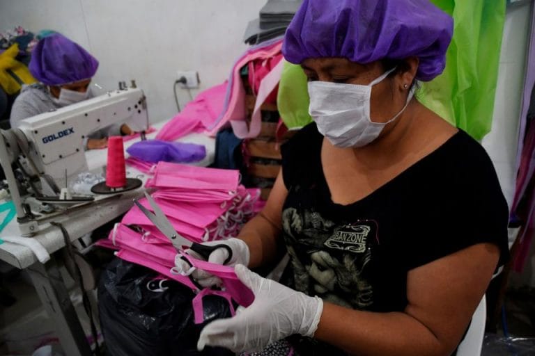 Desde el gobierno nacional ahora recomiendan usar «barbijos caseros» en zonas con transmisión local o comunitaria de coronavirus