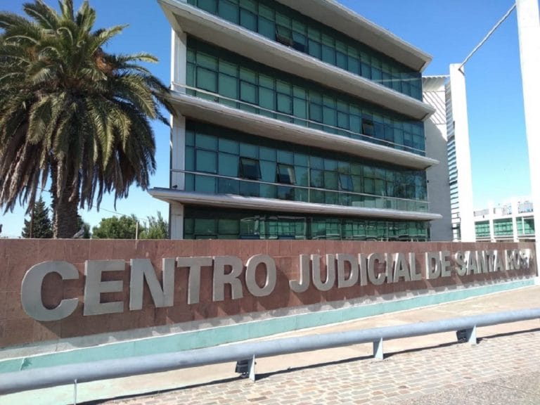 Un hombre fue acusado de abusar sexualmente a la hija de su pareja y tas anularse su absolución, fue condenado