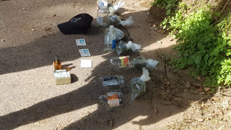 Una pareja fue detenida en un control por llevar droga en el baúl: El conductor se mostró enojado y rompió frascos con marihuana frente a la Policía