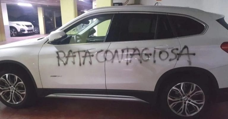 Coronavirus: indignante ataque a una médica, le pintaron “rata contagiosa” y pincharon las cuatro ruedas de su auto