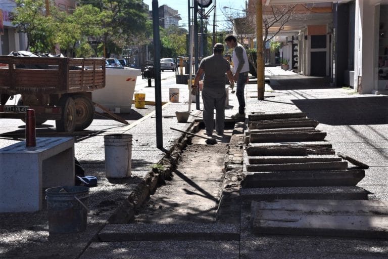 Realizan limpieza de desagües en el microcentro