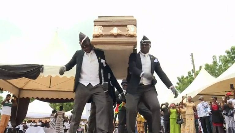 La historia detrás de los memes virales de los africanos que bailan con un ataúd