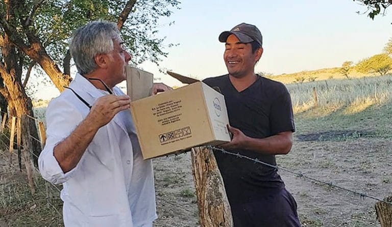 “Con la Escuela al hombro”: Maestro rural recorre el oeste pampeano para entregar tareas, computadoras y alimentos a sus alumnos