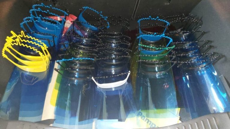 Donaron 20 máscaras de protección facial para el personal del Hogar de Ancianos Don Bosco