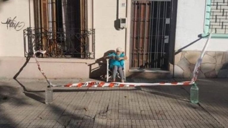 La abuela que “cerró” su vereda para poder tomar mate en la puerta de su casa en medio de la cuarentena