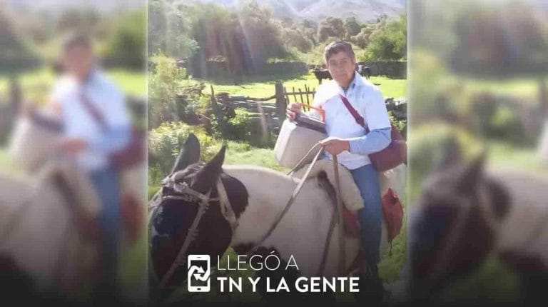 Tiene 61 años, es enfermero y va a caballo a vacunar casa por casa a los vecinos de Traslasierra