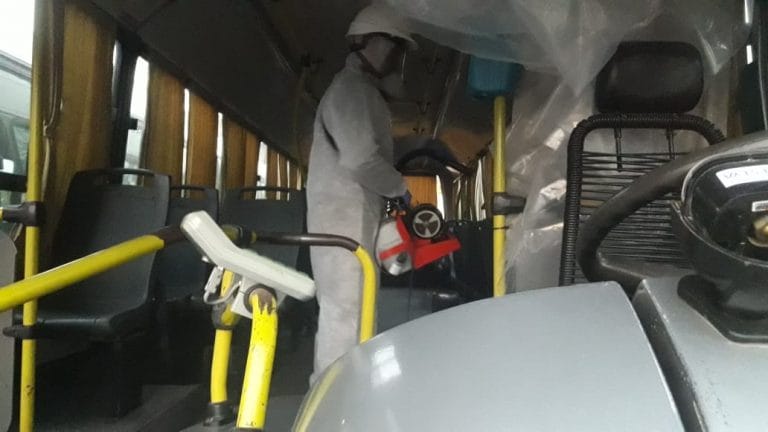Los colectivos urbanos son desinfectados antes de los recorridos que realizan con frecuencia reducida
