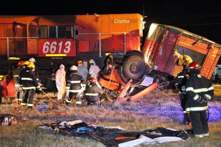Un tren arrolló y arrastró un camión unos 100 metros: El conductor quedó atrapado