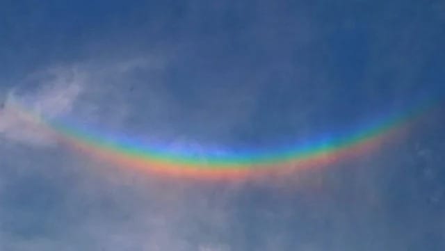 En Italia apareció en el cielo un arco iris al revés
