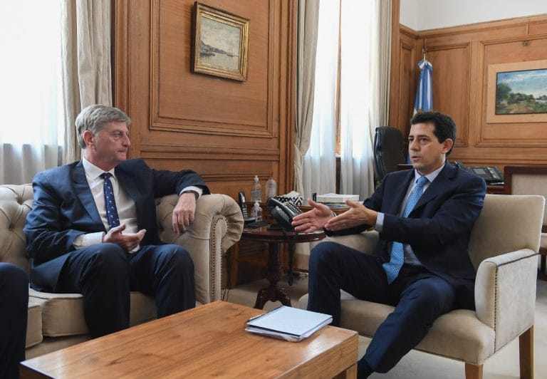 El ministro de Pedro encabeza firma de convenio por $2.300 millones para el déficit previsional