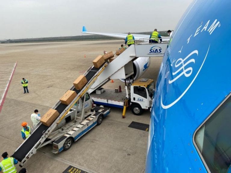 Llegó a China el avión de Aerolíneas Argentinas que traerá insumos médicos