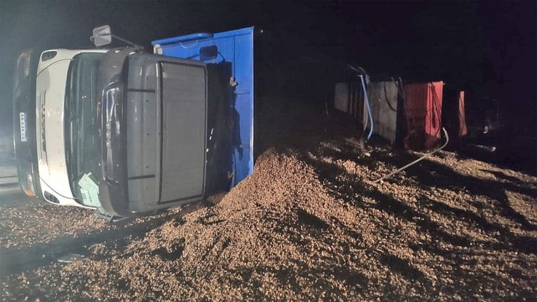 Camioneros de General Pico e Intendente Alvear se accidentaron anoche en Ruta 35 cerca de Mackenna