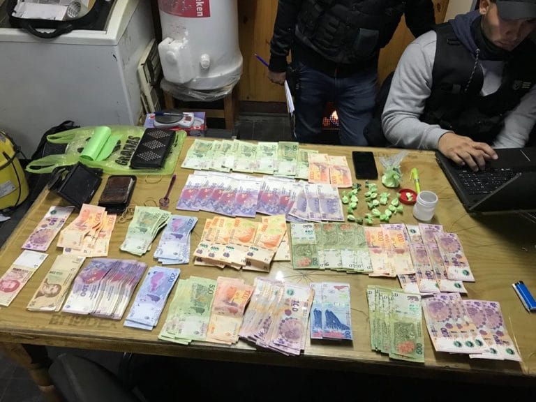 Boca de expendio de drogas al menudeo: La policía secuestró cocaína y 61.000 pesos en efectivo