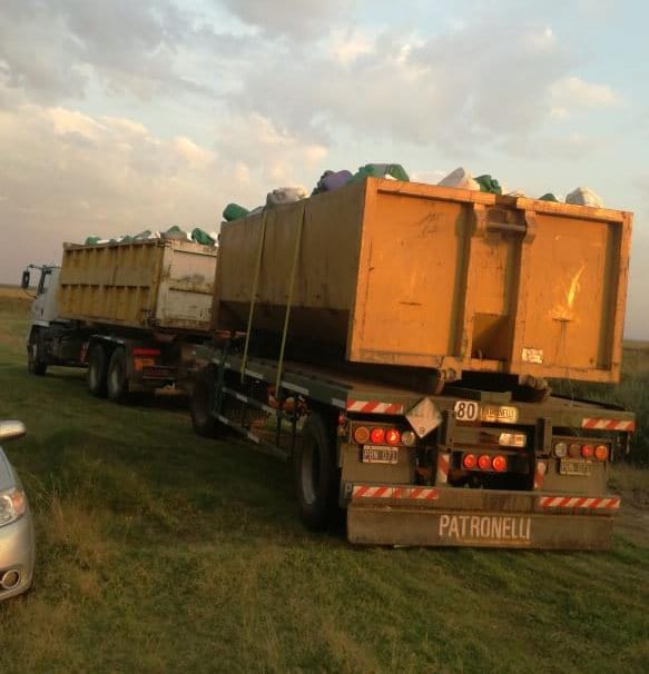 En Metileo sacaron 4.500 bidones vacíos de agroquímicos de campos de la zona