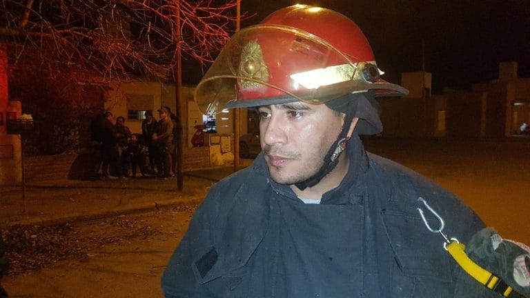 “El fuego destruyó por completo una habitación”, dijo el responsable de bomberos que trabajó en el lugar