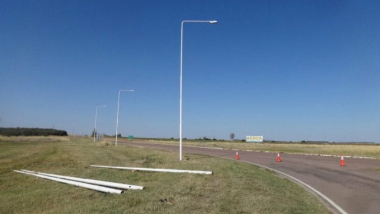 Continúan dotando de iluminación a varios cruces de rutas provinciales