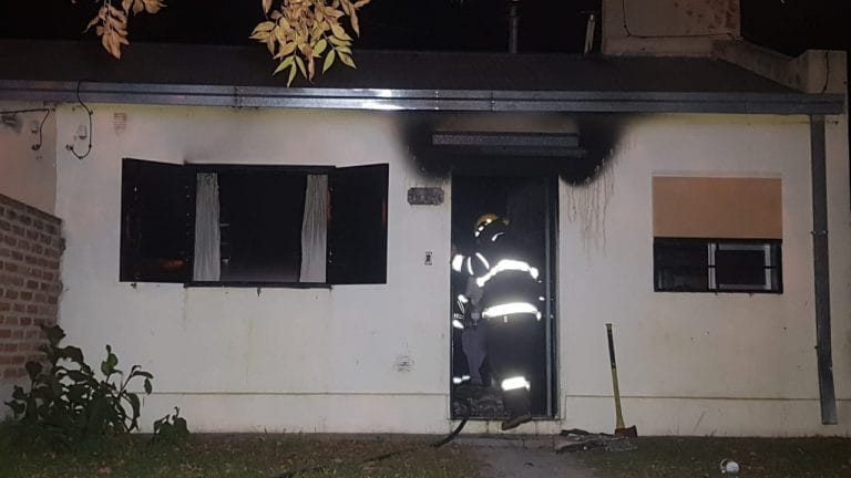 Incendio afectó una  vivienda: La familia estaba en su interior pero no hubo personas lesionadas