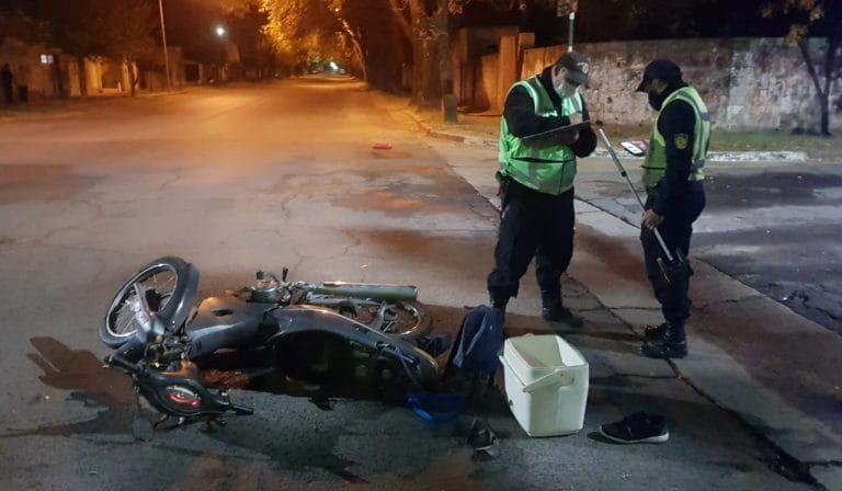 Colisión entre moto y camioneta terminó con un cadete lesionado y hospitalizado