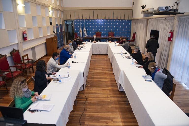 El Gobierno de La Pampa dialoga con los gremios docentes para acordar “la vuelta a clases”