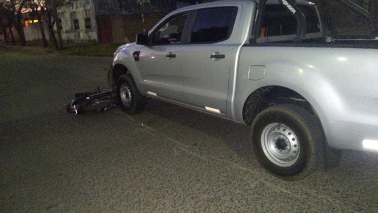 Choque entre camioneta y moto en calle 23 y 26: Una mujer fue hospitalizada