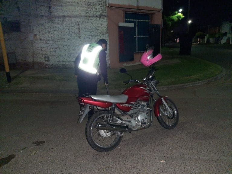 Una mujer cayó de su moto en calle 38 y 13: Fue trasladada al Hospital