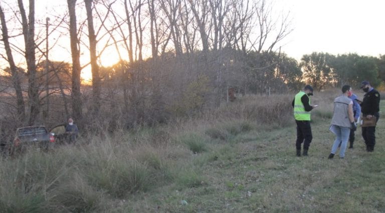 Otro accidente en Ruta 1 cerca de los controles: Una camioneta chocó de atrás a un camión y terminó contra unos árboles