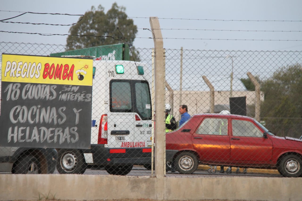 Un Renault 12 se quedó sin frenos y chocó contra una pared en el playón del Chango Más: Una mujer fue trasladada al Hospital