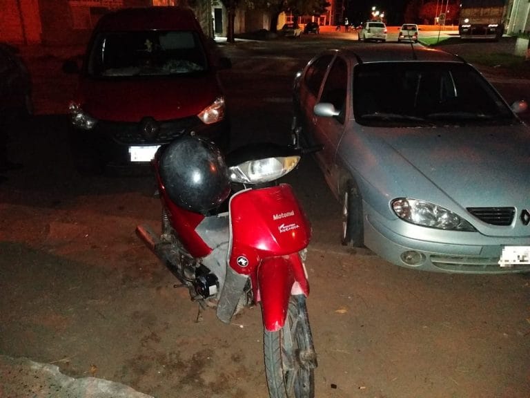 Choque entre camioneta y moto en calle 7 y 120: Una mujer fue hospitalizada