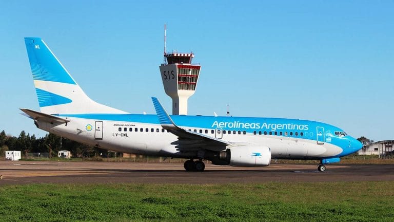 Aerolíneas Argentinas suspenderá a cerca de 7.000 empleados por la prohibición de vuelos en cuarentena