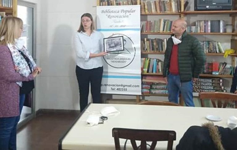 La Biblioteca de Intendente Alvear recibió un presente por el aniversario de la institución