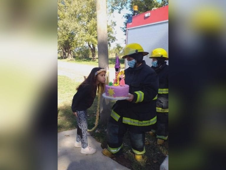¡Un tierno gesto!: Bomberos de Parera sorprendieron a una pequeña niña por su cumpleaños