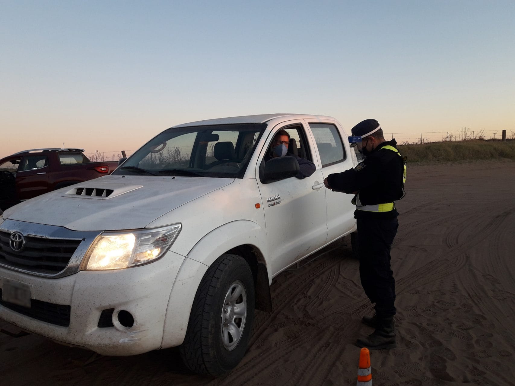 La policía de Hilario Lagos realiza exhaustivos controles en los ingresos a la localidad desde la provincia de Córdoba