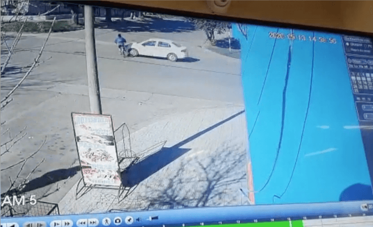 Impactante video de un siniestro vial donde un auto atropella a una ciclista en General Pico