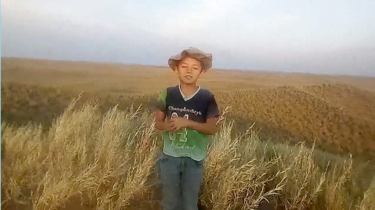 ¡EMOCIONANTE!: Un niño de 7 años hace videos desde una loma para «tener señal» y poder enviárselo a su maestra en el oeste pampeano