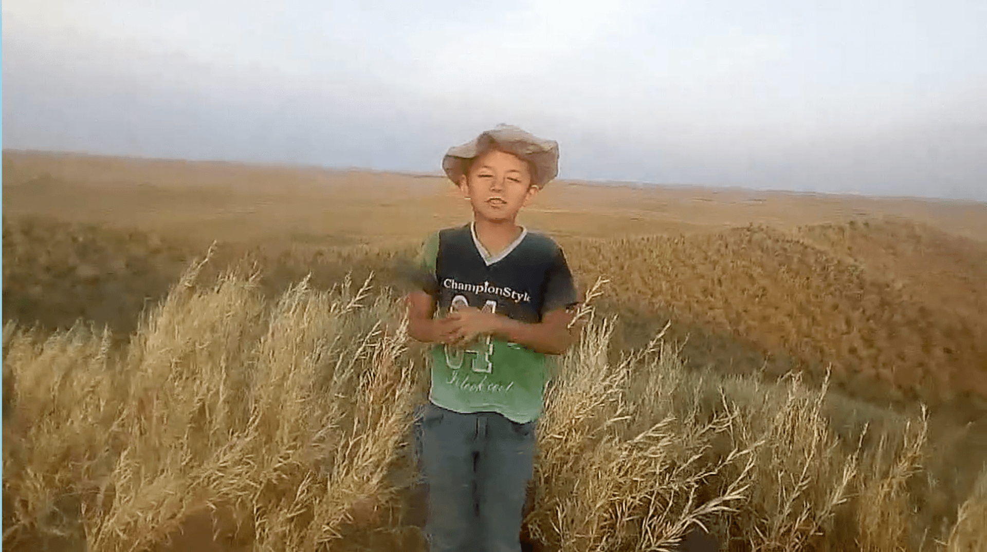 La historia de Jeremías, el niño pampeano que hace videos desde una loma para “tener señal” llegó a uno de los diarios más importantes de Europa